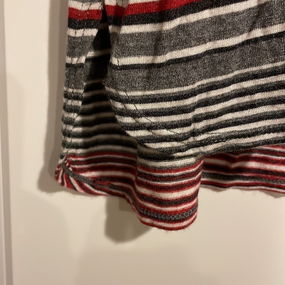 EUC Max Studio women’s red and gray ruffle sleeve striped top L - Picture 3 of 7